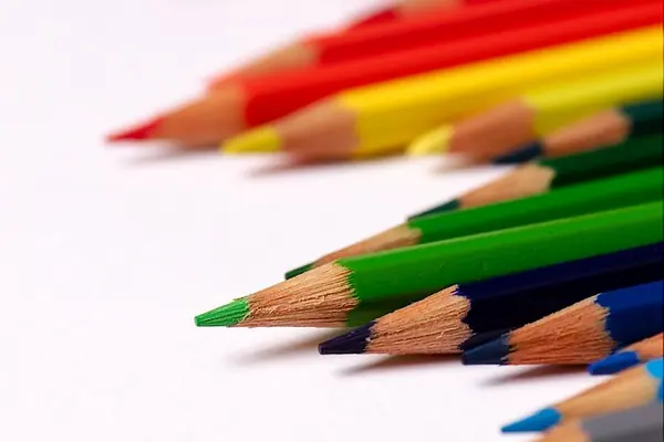 Pointes de crayons de couleur taillés, rouge, jaune, vert et bleu