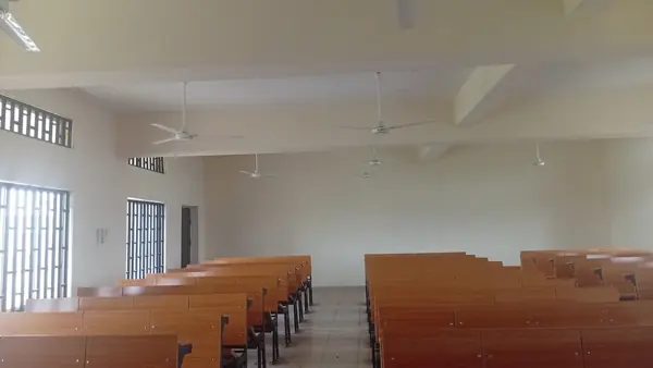 Salle aux rangées de tables vides, prête pour une épreuve