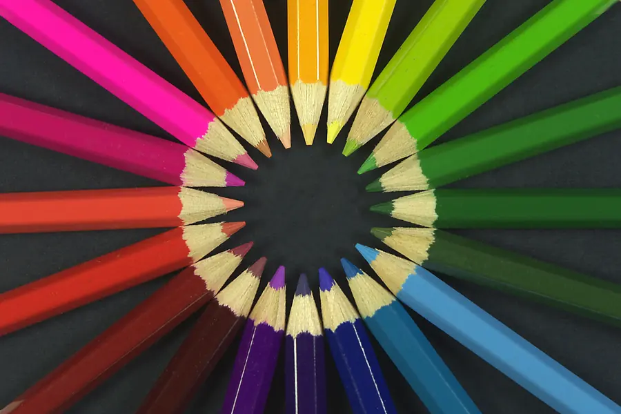 Crayons de couleur disposés en cercle, pointes vers le centre